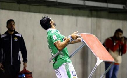 "Loco" Abreu explota contra aficionados y les avienta una mesa