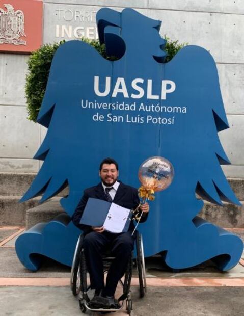 Gabriel Brondo, primer alumno de la UASLP con discapacidad adquirida en graduarse