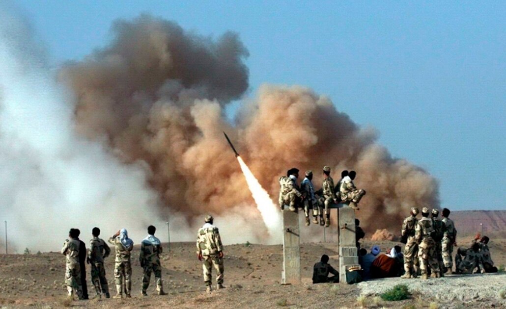 Irán lanzó más de una docena de misiles contra bases militares de EU: Pentágono