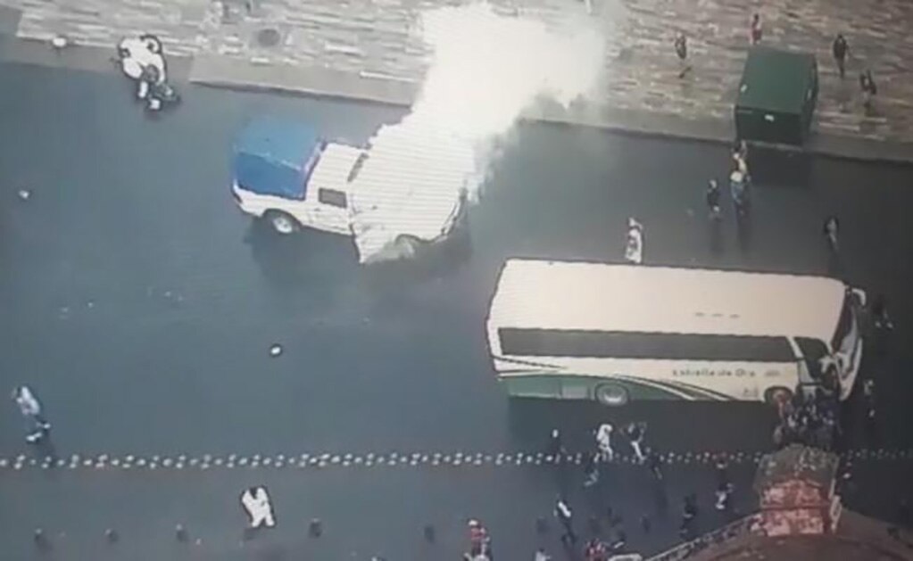 Chocan policías y estudiantes de Ayotzinapa en Hemiciclo a Juárez; vandalizan patrulla