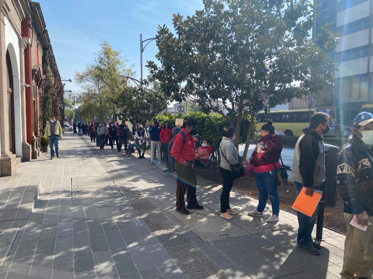 Sin sana distancia, usuarios del Infonavit hacen largas filas en SLP