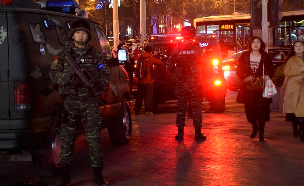 Camioneta embiste a peatones en plaza de China; hay 9 muertos y más de 40 heridos