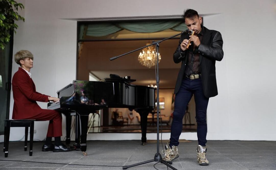 KL Joon y Horacio Franco interpretando el Cielito Lindo Coreano. Foto: IVAN STEPHENS/ EL UNIVERSAL