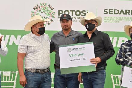 Entrega Ricardo Gallardo nuevas instalaciones de primaria y apoyos a agropecuarios en Villa de Arriaga