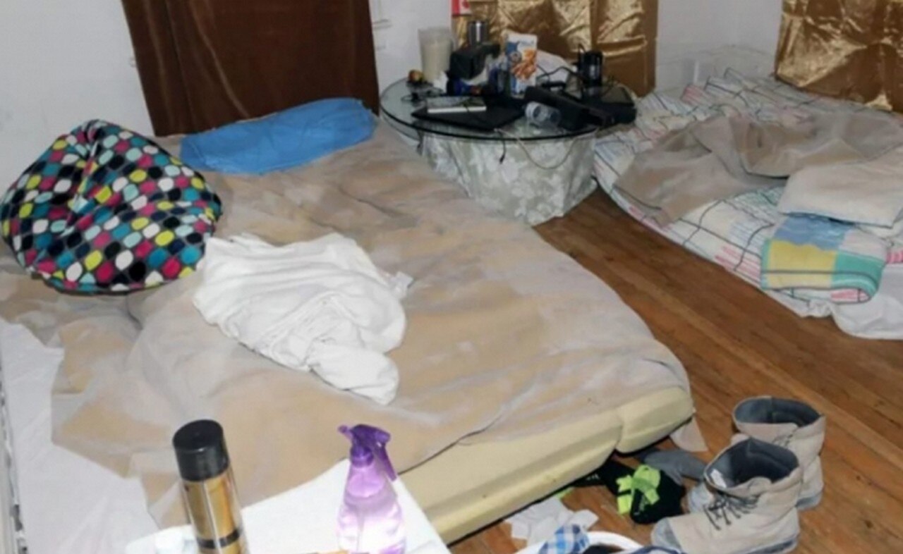 Los trabajadores tenían que pagar por su vivienda, la comida y el transporte a sus lugares de trabajo, informaron autoridades (Foto: Ontario Provincial Police)