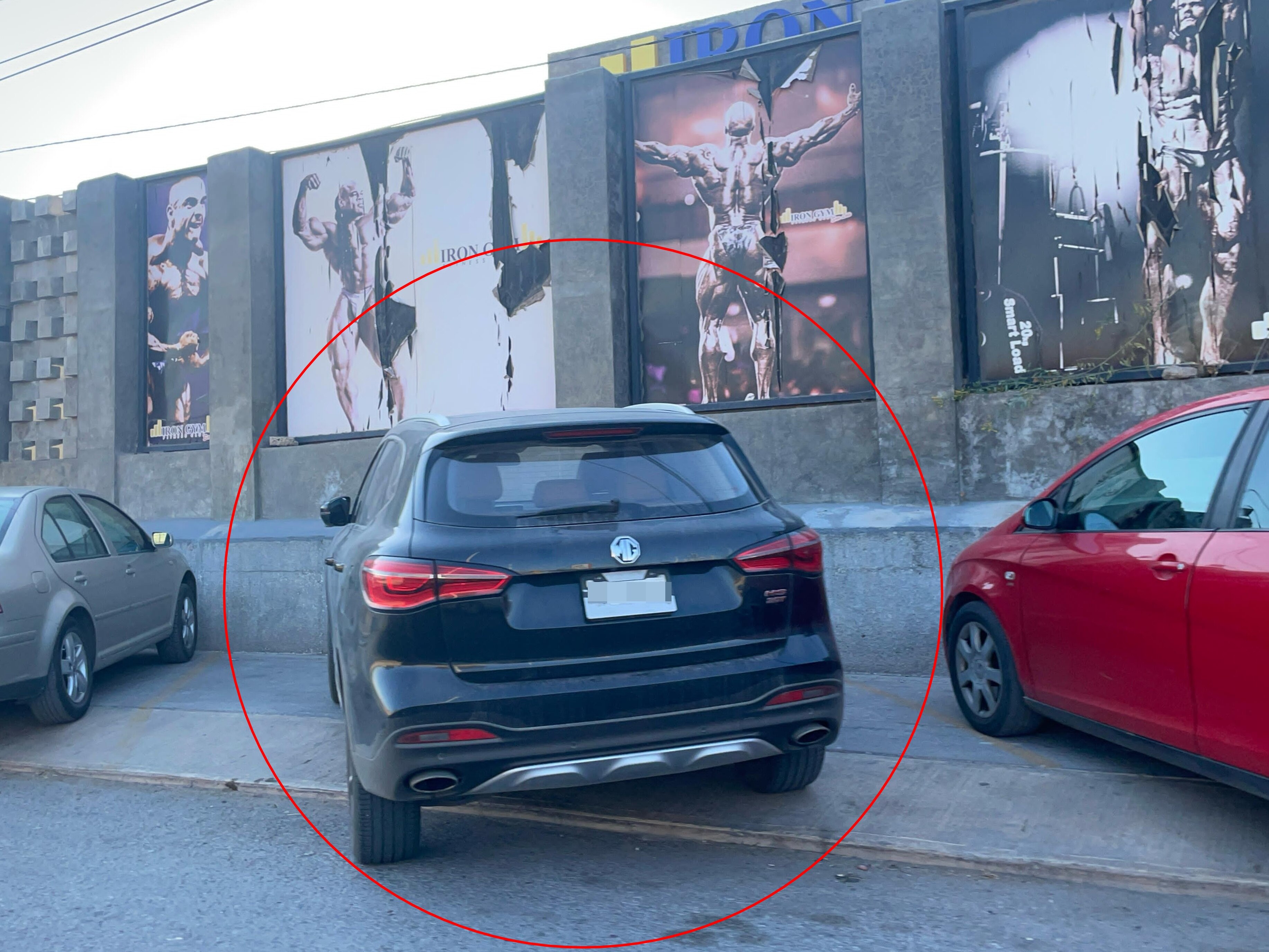 Automovilistas se apoderan de la banqueta en Periférico, peatones exhiben “invasión” e inacción de Policía Vial en SLP