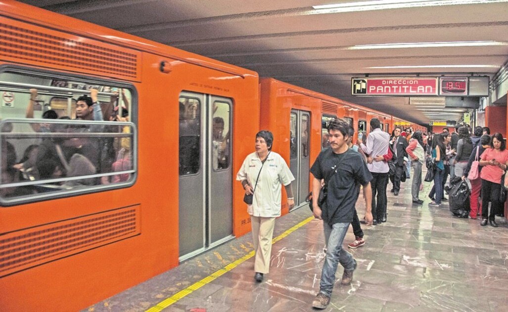 La línea 7 del Metro es una de las más utilizadas y entre sus usuarios destacan ejecutivos y jóvenes, perfiles cuyos datos interesan a las empresas. (Fotos: IRVIN OLIVARES)