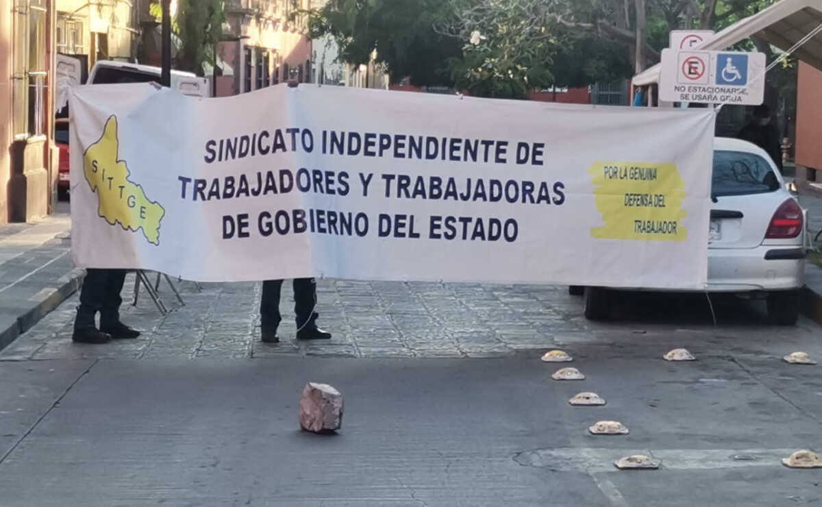 SITTGE se manifiesta frente a oficinas de la Oficialía Mayor en SLP 