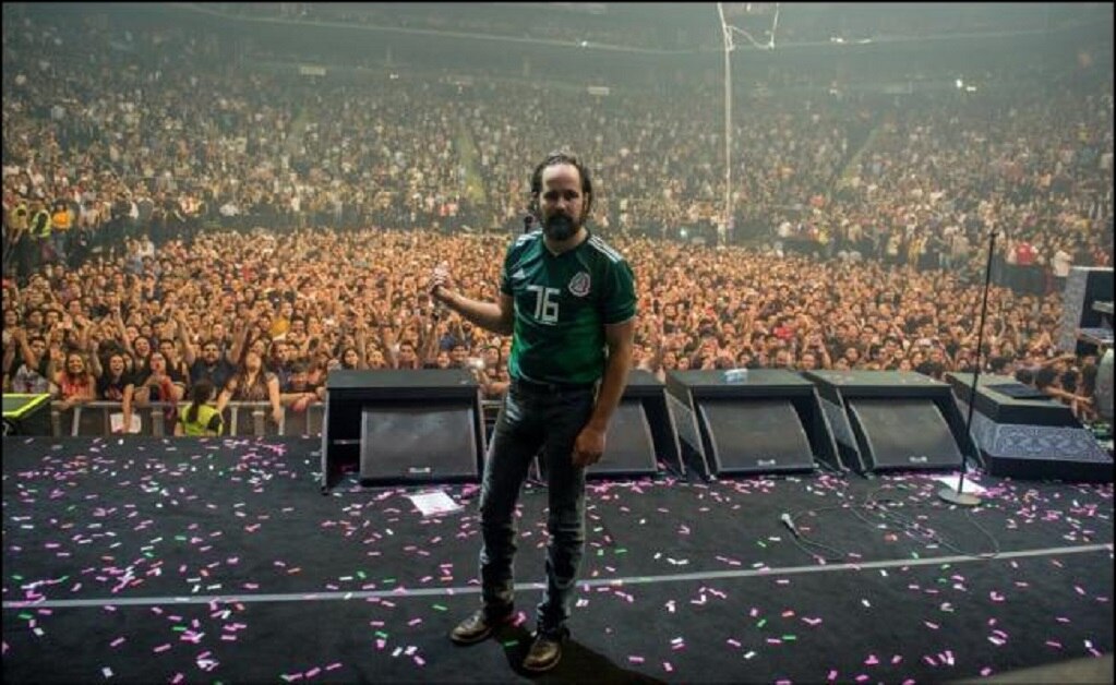 Baterista de The Killers posa con playera de México