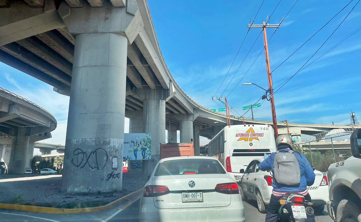 Semáforos inteligentes de Glorieta Juárez en SLP entran en operación; tráfico persiste en la zona