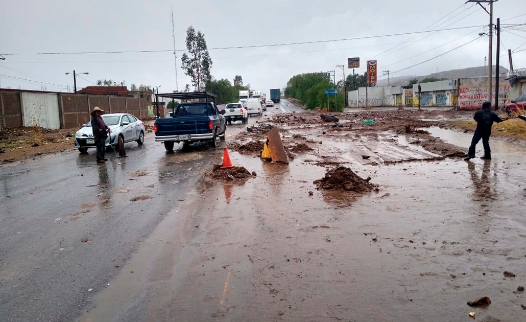 Caída de árboles, vehículos varados e inundaciones, el saldo de las lluvias en SLP