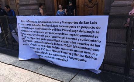 Se manifiestan contra Citybus en Palacio de Gobierno