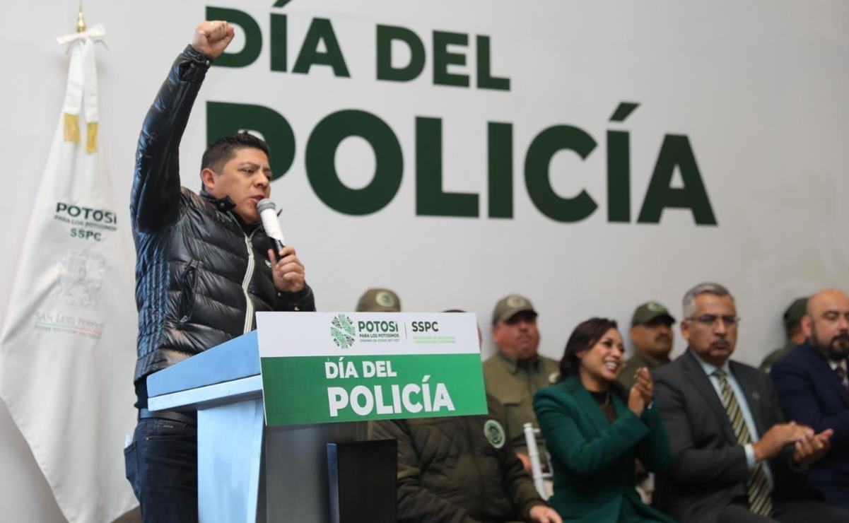 Distinguen a policías de SLP por sus años de servicio; anuncian inversión en equipo y capacitación. Foto: Especial