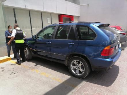 Arrollan a dos personas en estacionamiento de banco en Av. Universidad