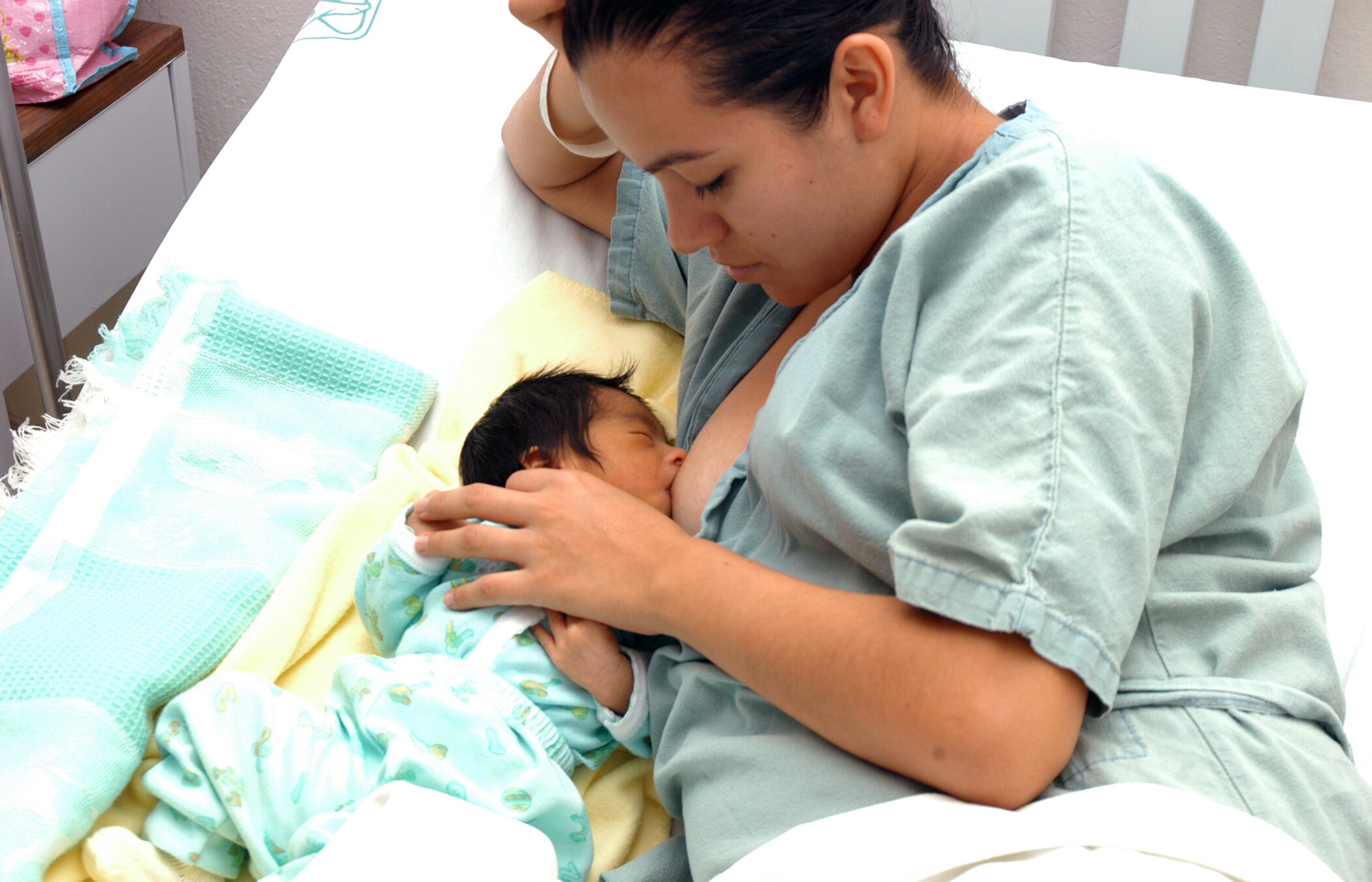 Lactancia materna previene enfermedades a madres e hijos: IMSS