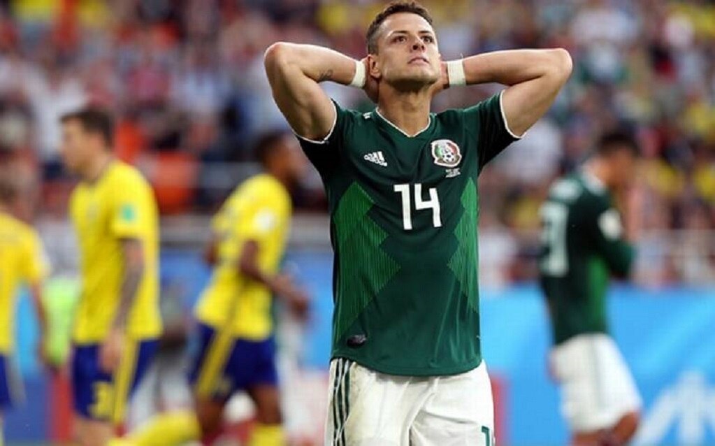  Arietes levantan la mano para suplir a 'Chicharito'