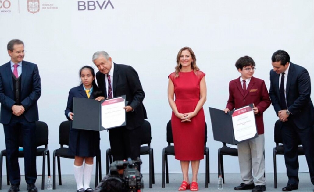 Entrega AMLO reconocimientos a participantes de Olimpiada del Conocimiento Infantil