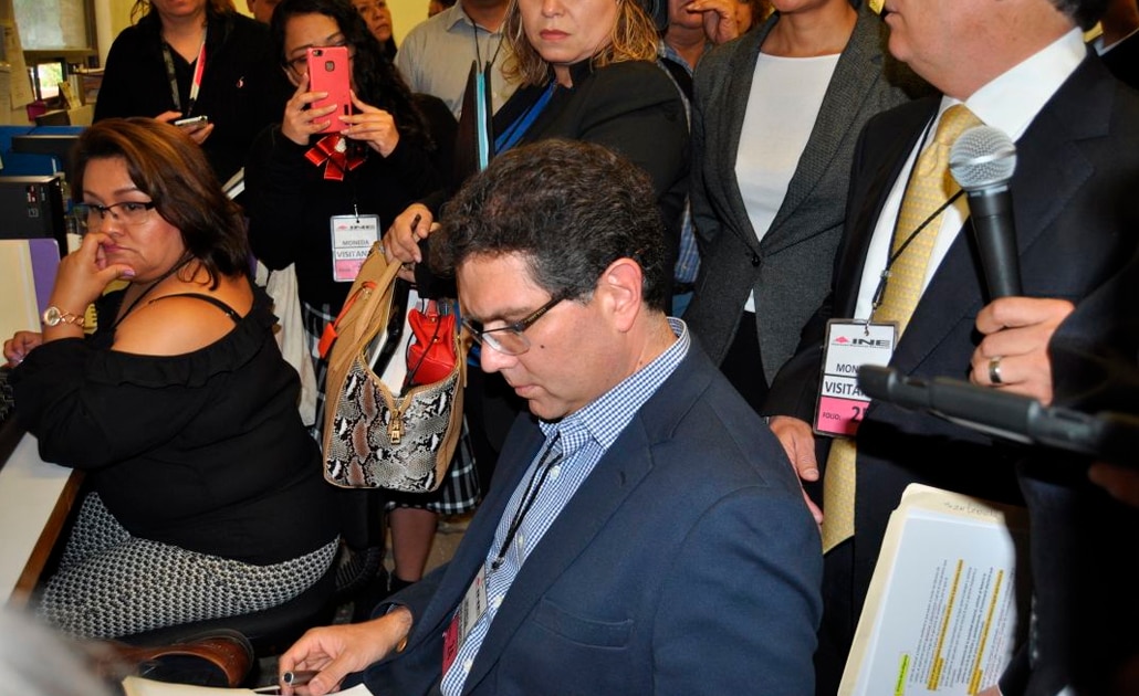 Ríos Piter inicia revisión de firmas para candidatura ante el INE