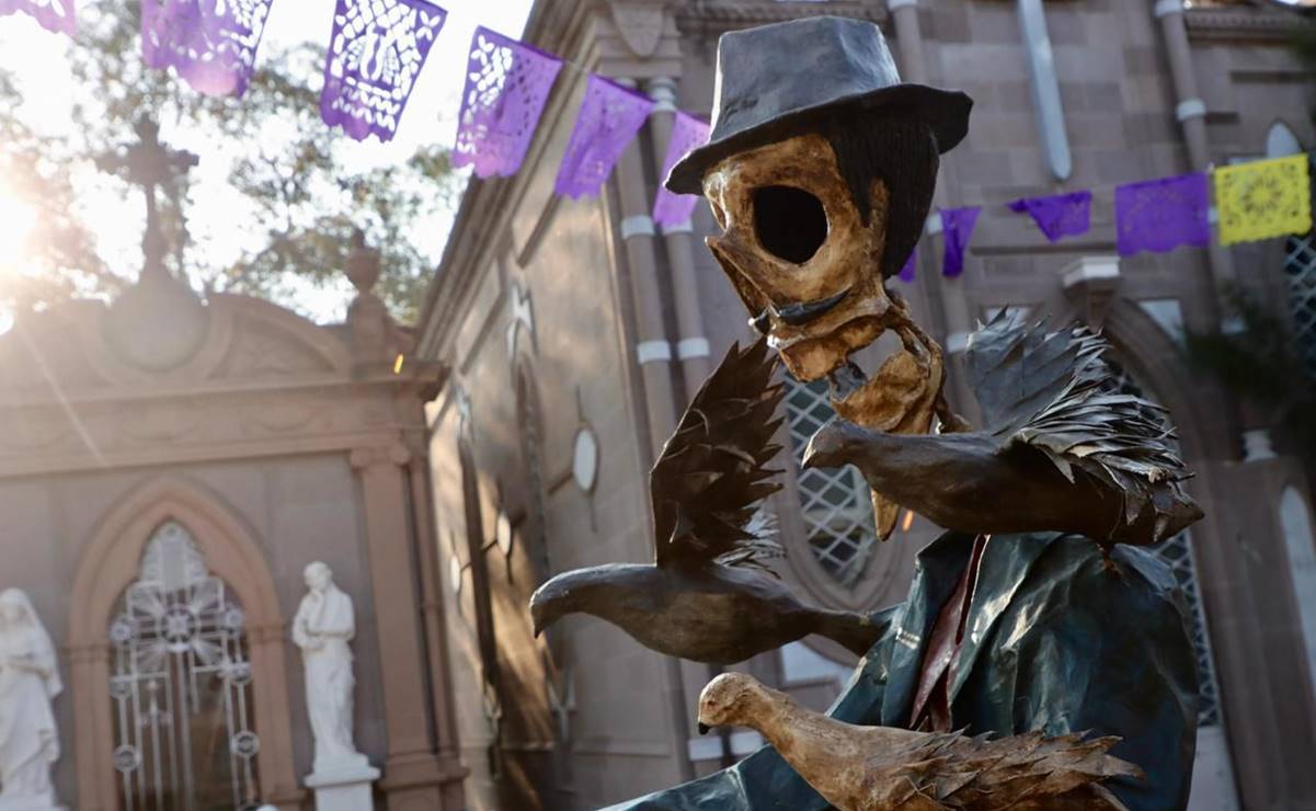 FOTOS: Calaveras monumentales custodian el panteón del Saucito para recibir a vivos y muertos 