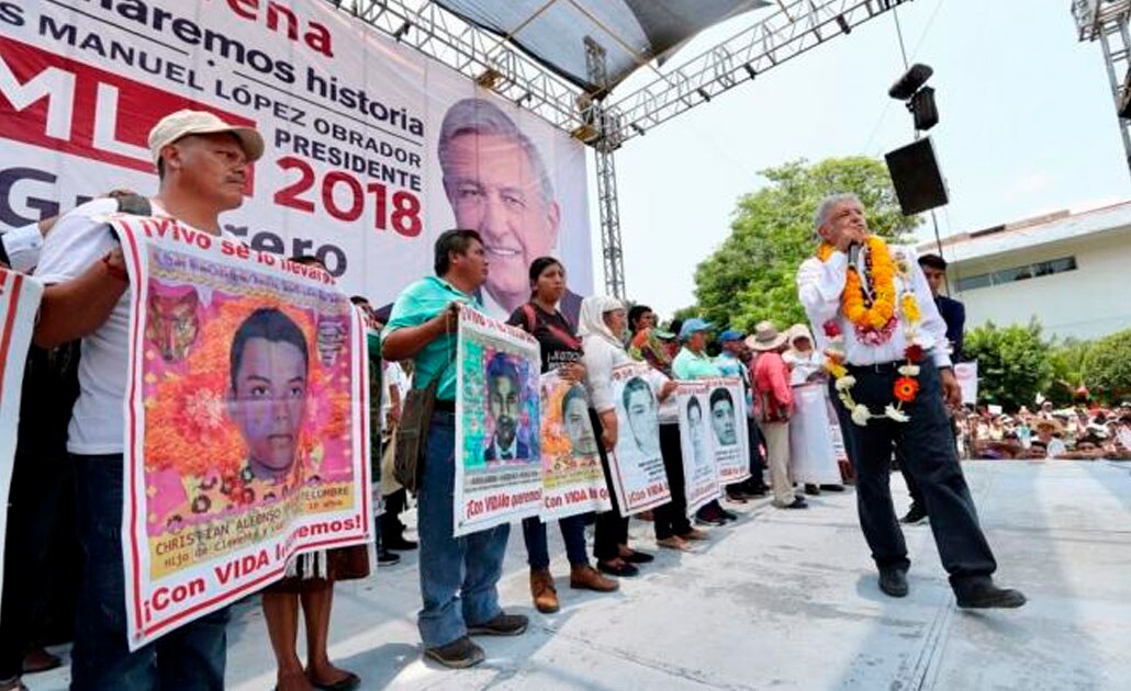 Padres de los 43 acompañan a AMLO en evento en Iguala