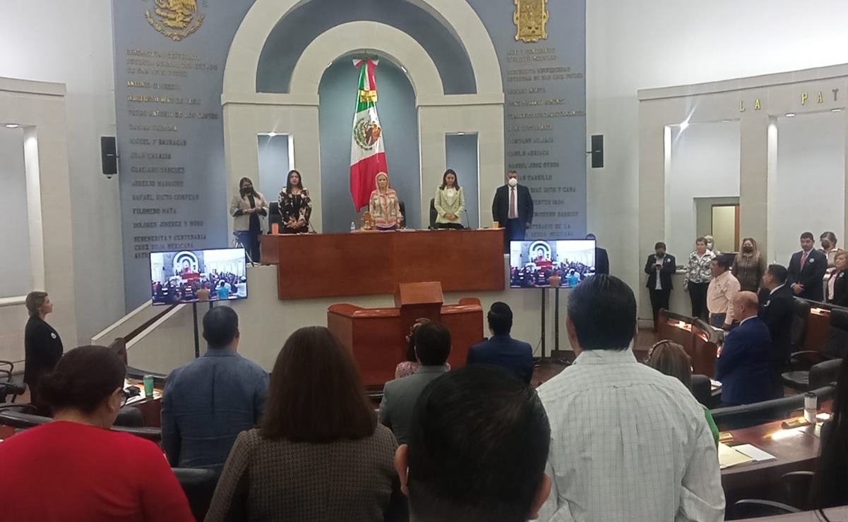 Rinde Congreso SLP homenaje a bombero y elemento de Guardia Civil fallecidos. Foto: Samuel Estrada