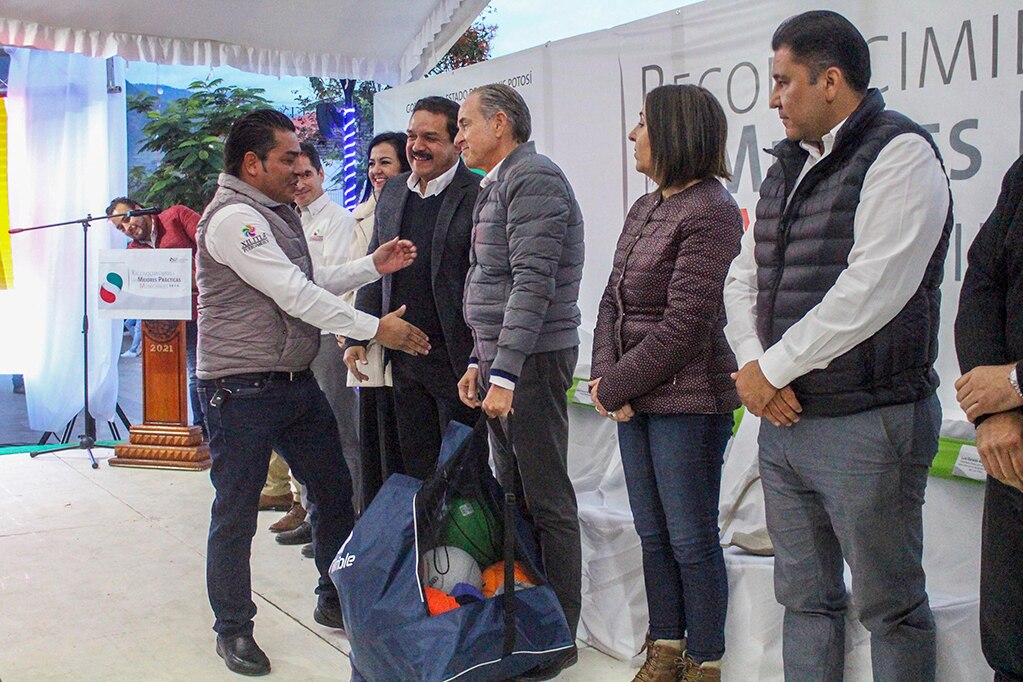 Gobernador de SLP entregó kits a tutores deportivos
