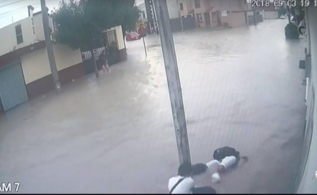 Por inundación, tres adolescentes se electrocutan con poste de luz