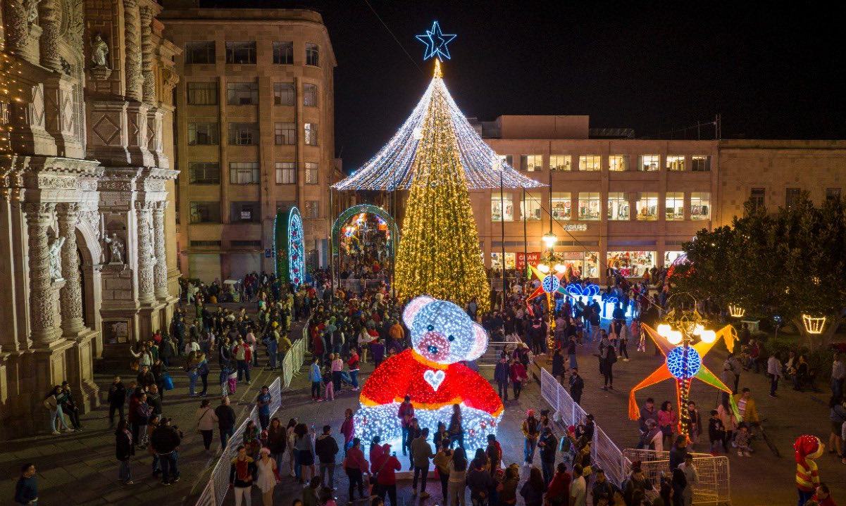 Espíritu navideño invade calles del Centro Histórico de SLP; encienden árbol monumental. Fotos: Turismo Municipal