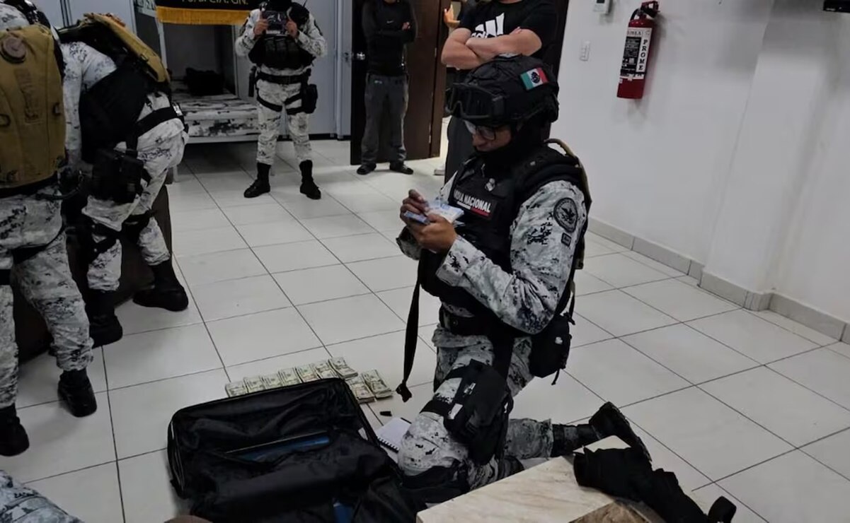 Hallan en cuartel de la Guardia Nacional 48 mil dólares en efectivo y armas sin registrar