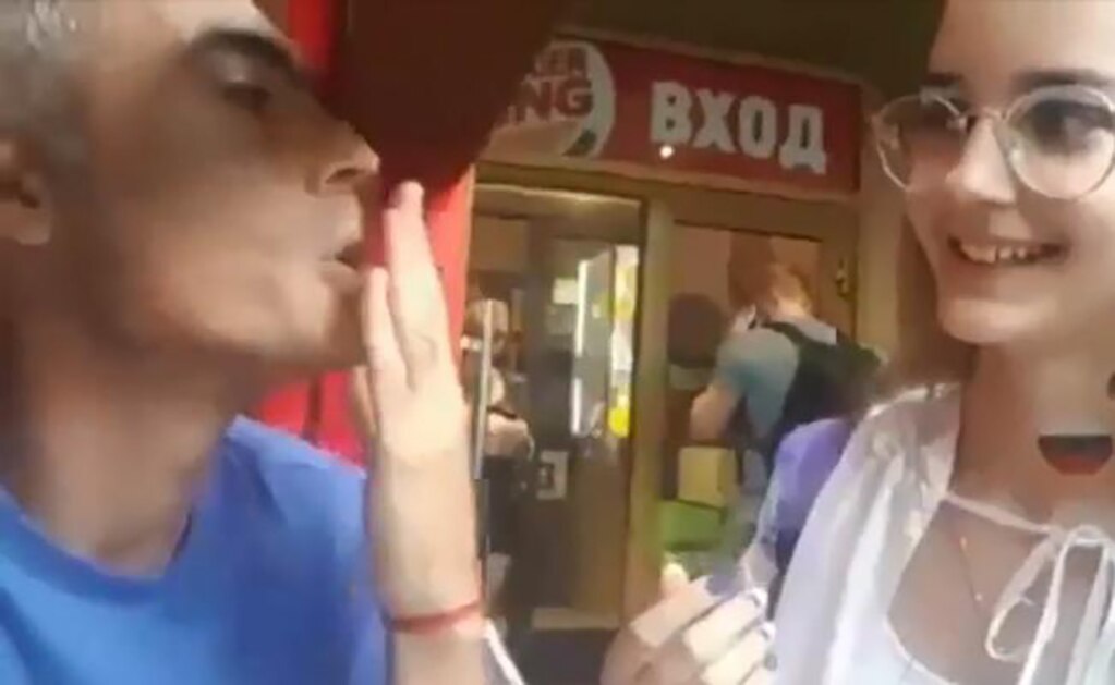 Hincha argentino expulsado del Mundial; se aprovechó de joven rusa con broma sexista