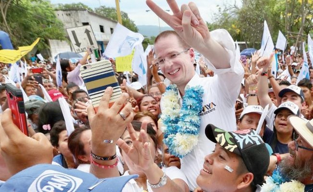 El candidato presidencial de Por México al Frente, Ricardo Anaya, aseguró, durante una concentración ciudadana en Acatlán de Pérez, Oaxaca, que construirá una universidad para ese municipio (ARIEL OJEDA. EL UNIVERSAL)