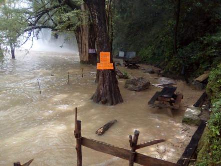 Por fuertes lluvias, suspenden acceso a parajes de la Huasteca potosina 