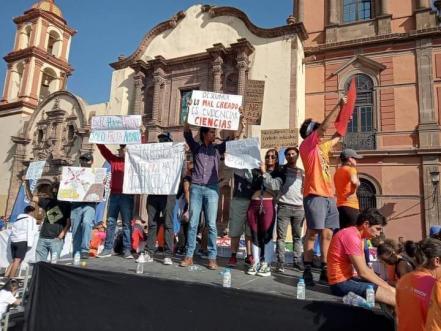 Alumnos protestan durante Medio Maratón de la UASLP; exigen solución a problemática de la Facultad de Ciencias