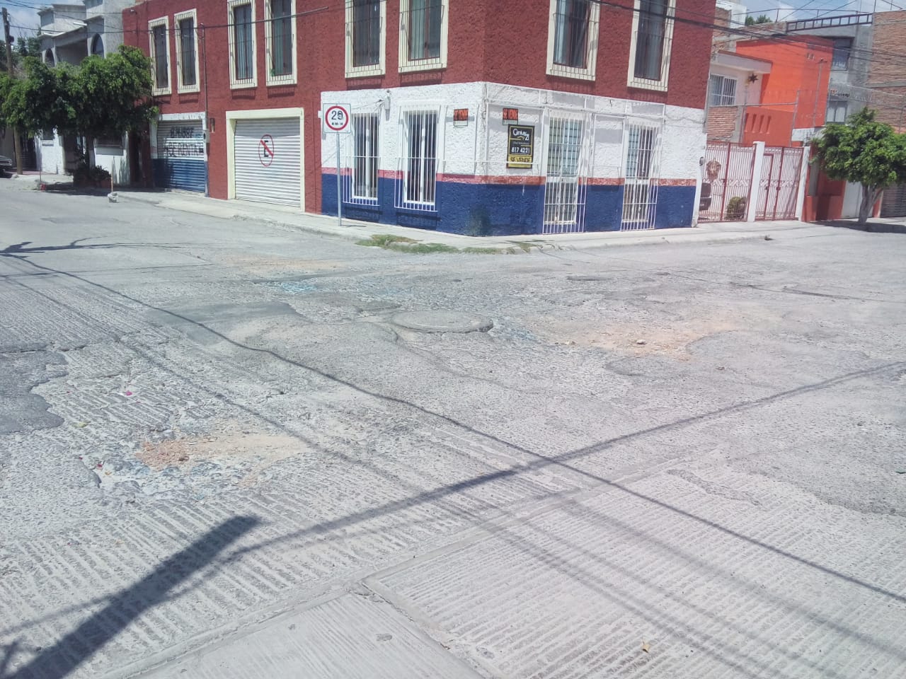 Denuncian vecinos baches sin atención de autoridades en Av. del Día 