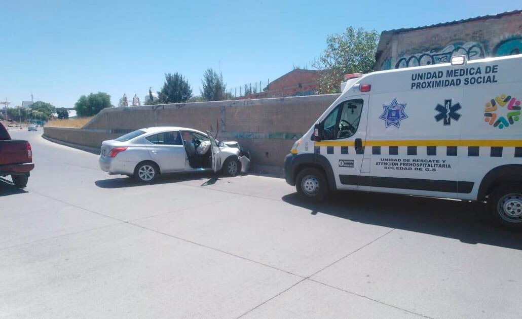 Conductor choca contra muro en Río Santiago