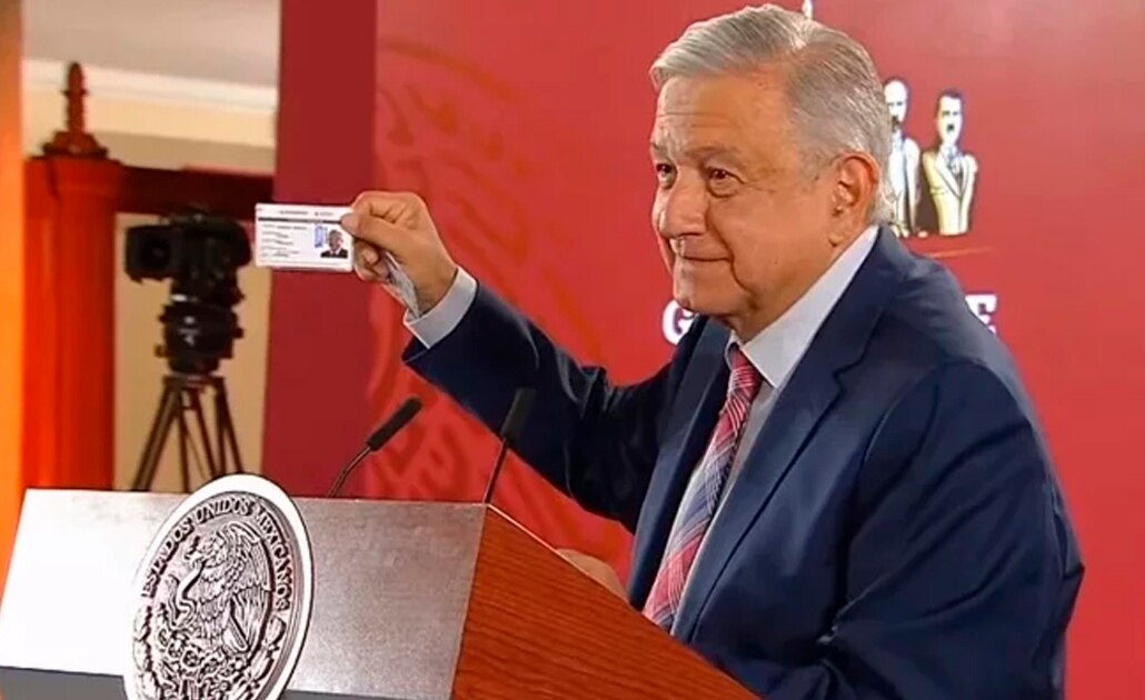 AMLO presume que ya tiene credencial del Inapam