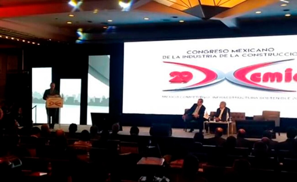 Acuerdan AMLO y empresarios analizar viabilidad de nuevo aeropuerto