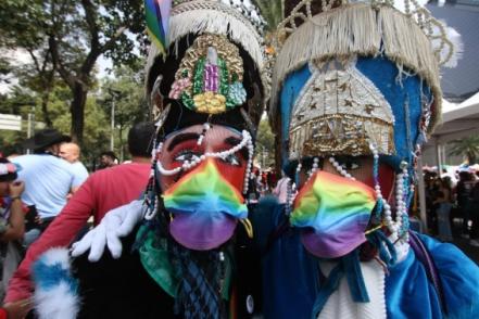 "Aquí se regalan besos": Miles de personas participan en marcha LGBT en la CDMX