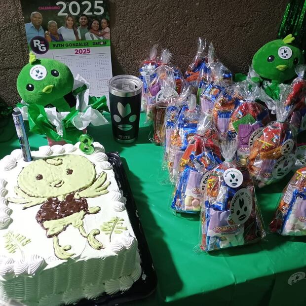 Hubo peluches y hasta el pastel con el personaje principal