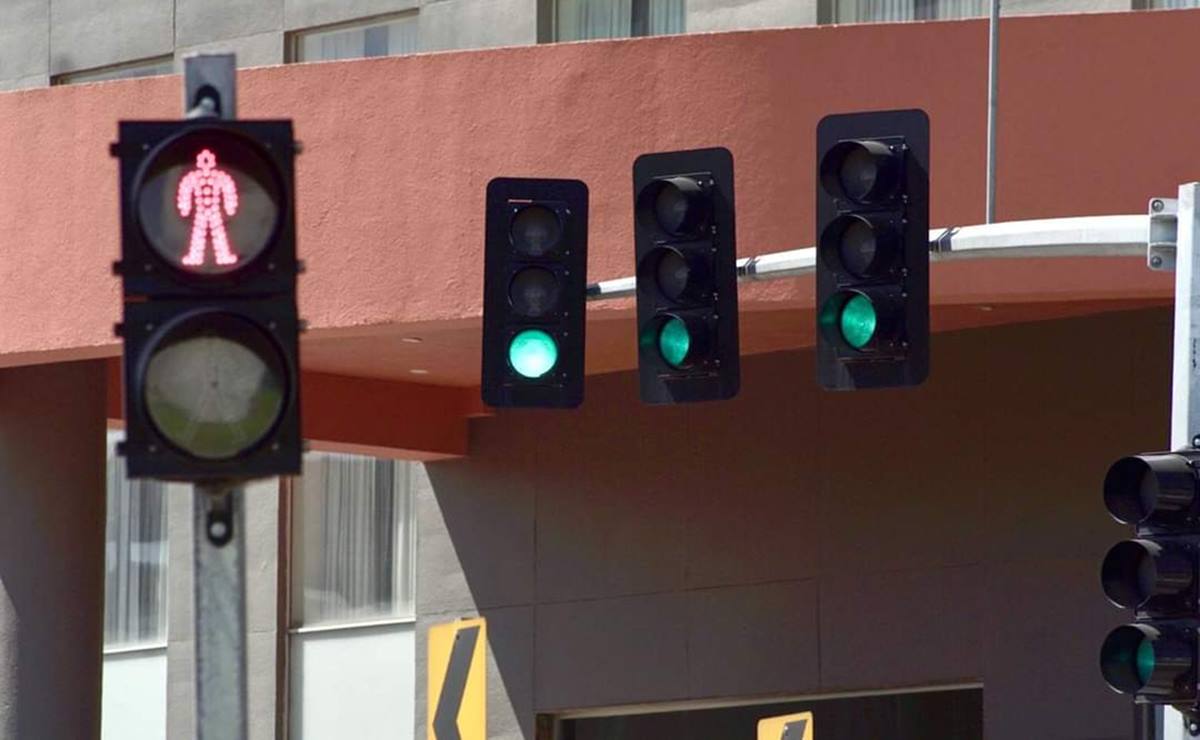 Los aparatos sí se encendieron y a lo largo de casi un año se mantuvieron con luces intermitentes durante el día y la noche, es decir, sin servir. Foto: Especial