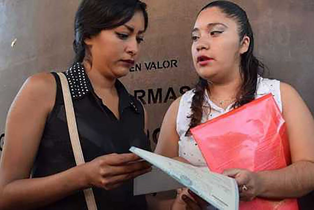 Padres de familia denunciaron el fallecimiento de sus bebés. Patricia Aguirre, quien sostiene el acta de defunción, perdió a sus gemelos (TONY RIVERA. EL UNIVERSAL)