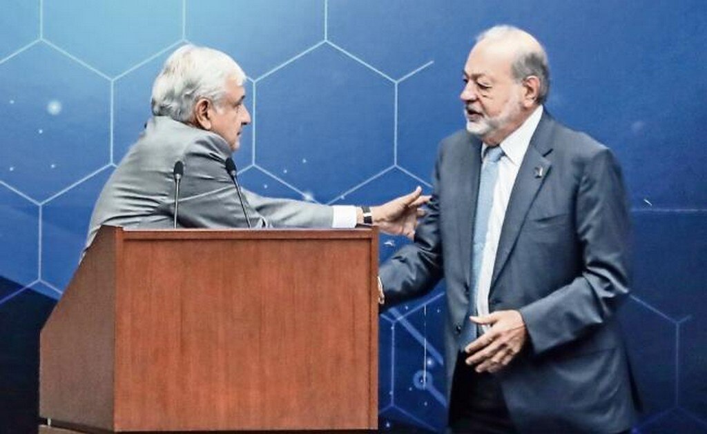 Andrés Manuel López Obrador se refirió al empresario Carlos Slim como “un ejemplo en México y el mundo”. Foto: GERMÁN ESPINOSA. EL UNIVERSAL