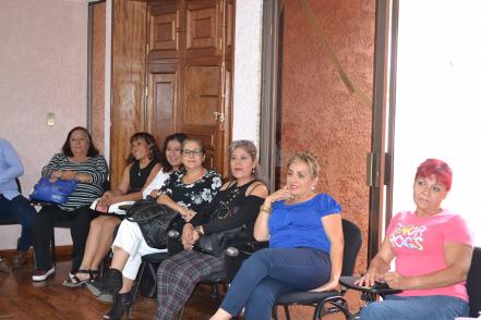 Capacitan a 28 funcionarios estatales en atención al público 