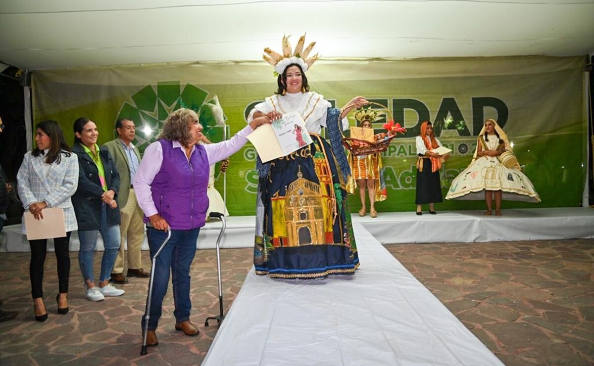 Enaltecida con corona de mazorcas, diseñadora Alma Neri gana concurso de trajes típicos de Soledad