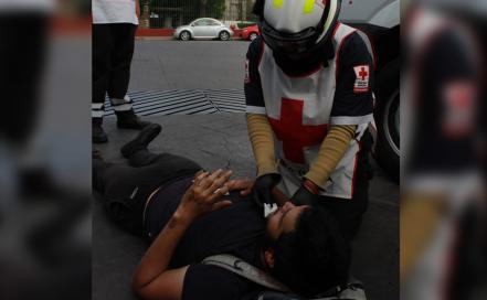 Ciclista cae a alcantarilla