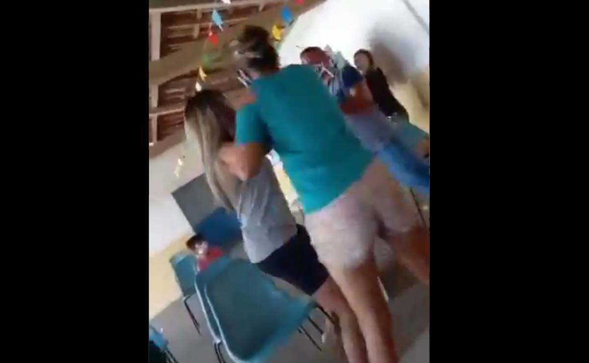 Hombre acompaña a su amante a vacunarse contra Covid y se encuentra a su esposa