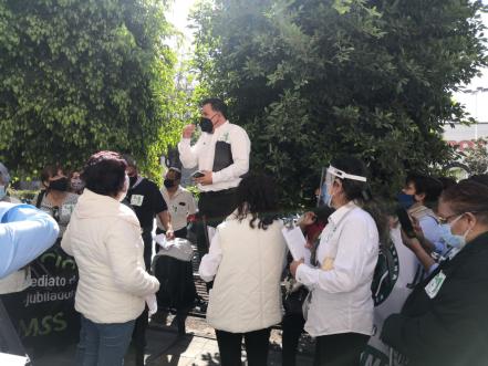 Jubilados del IMSS protestan afuera de sede del Infonavit en SLP