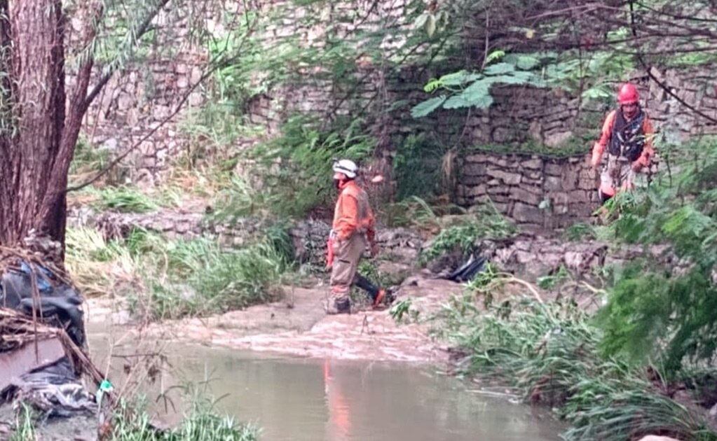 Buscan a dos personas que cayeron a una alcantarilla en Chiapas