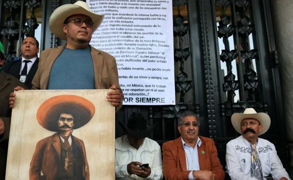 Campesinos regresan a Bellas Artes a protestar contra pintura de Zapata gay