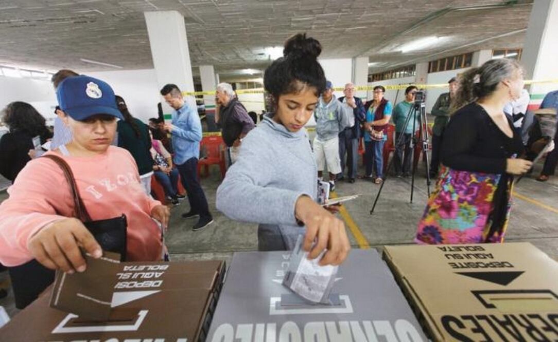 En las miles de casillas instaladas en todo el país fue notoria la asistencia de los jóvenes; algunos participaron por primera vez en este tipo de ejercicio democrático para elegir a sus representantes (RODOLFO AYALA. EL UNIVERSAL)